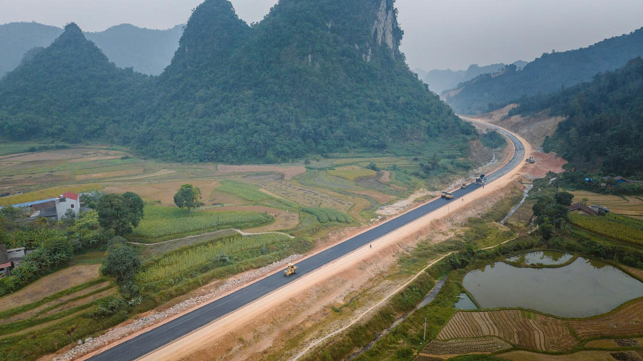 Thi công cao tốc Hữu Nghị - Chi Lăng.