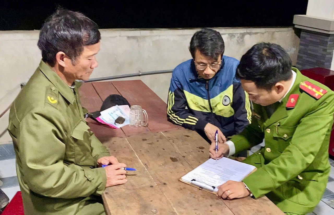 Lực lượng công an "đi từng ngõ, gõ từng nhà, từng người" &nbsp;làm sạch dữ liệu dân cư, hoàn thiện danh sách cử tri