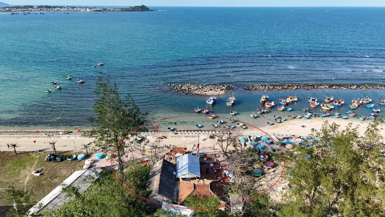 Lăng Vạn Nước Ngọt nằm hướng ra biển.