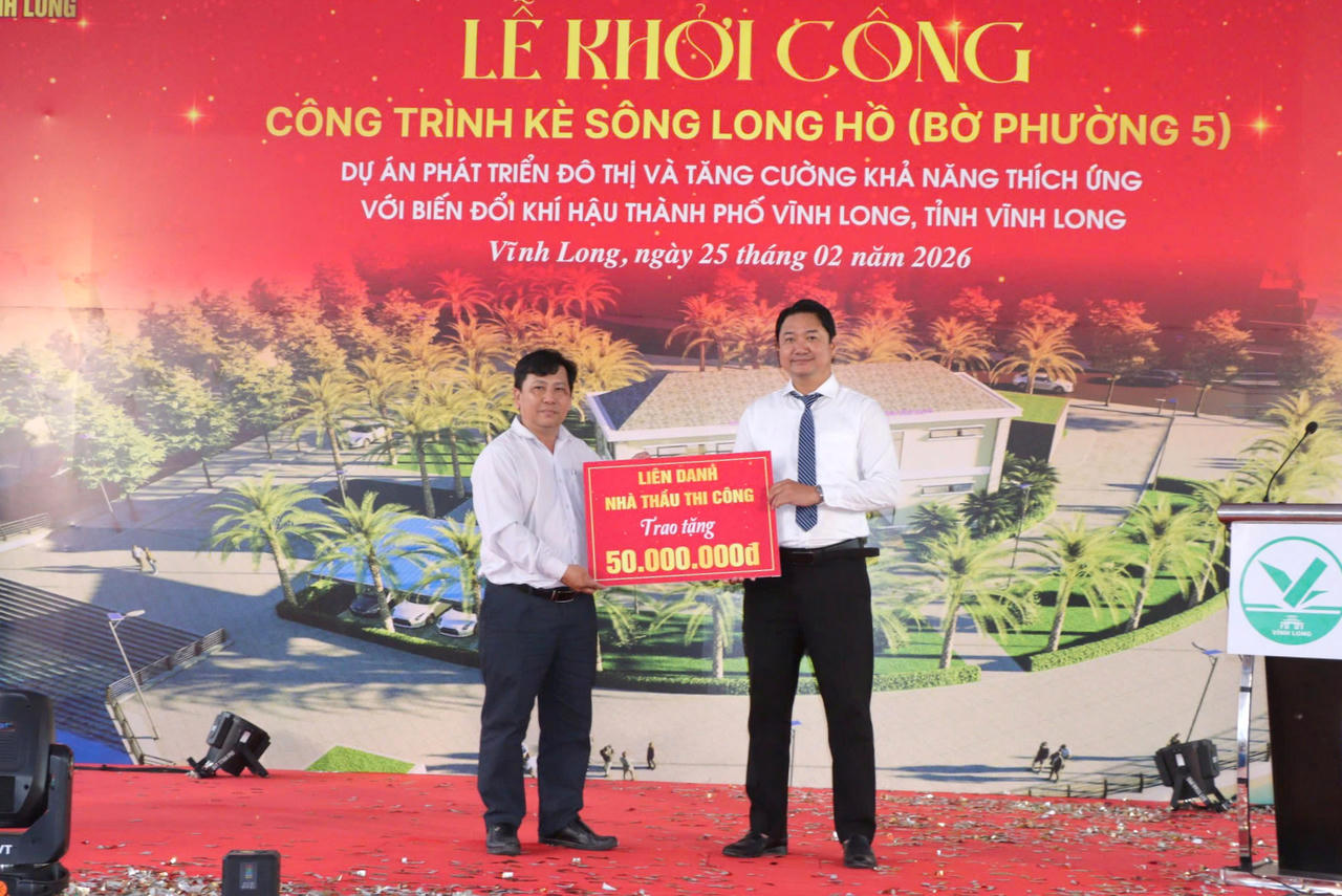 Liên danh nhà thầu thi công trao tặng 50 triệu đồng cho địa phương làm công tác an sinh xã hội