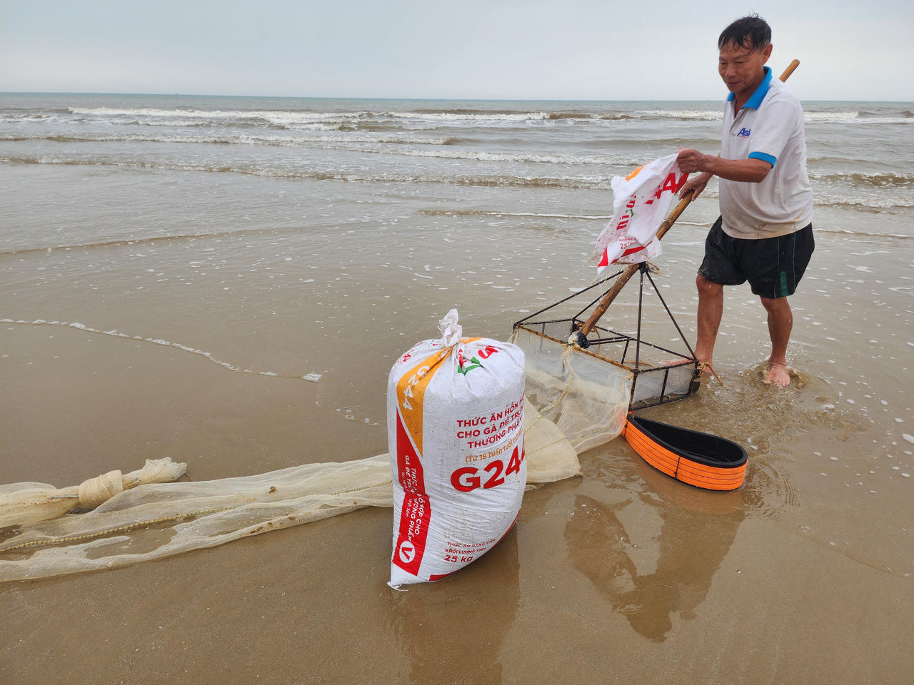 Đầu xuân, ốc tép mang lại nguồn thu nhập đáng kể cho người dân nên ai cũng phấn khởi.