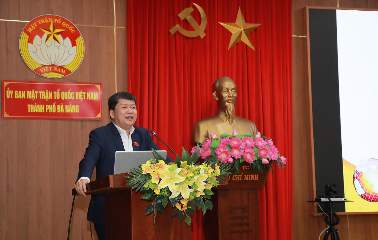 Phó Chủ nhiệm Ủy ban Văn hóa và Xã hội của Quốc hội Tạ Văn Hạ chia sẻ kinh nghiệm, kỹ năng xây dựng chương trình hành động và triển khai vận động bầu cử của người ứng cử.