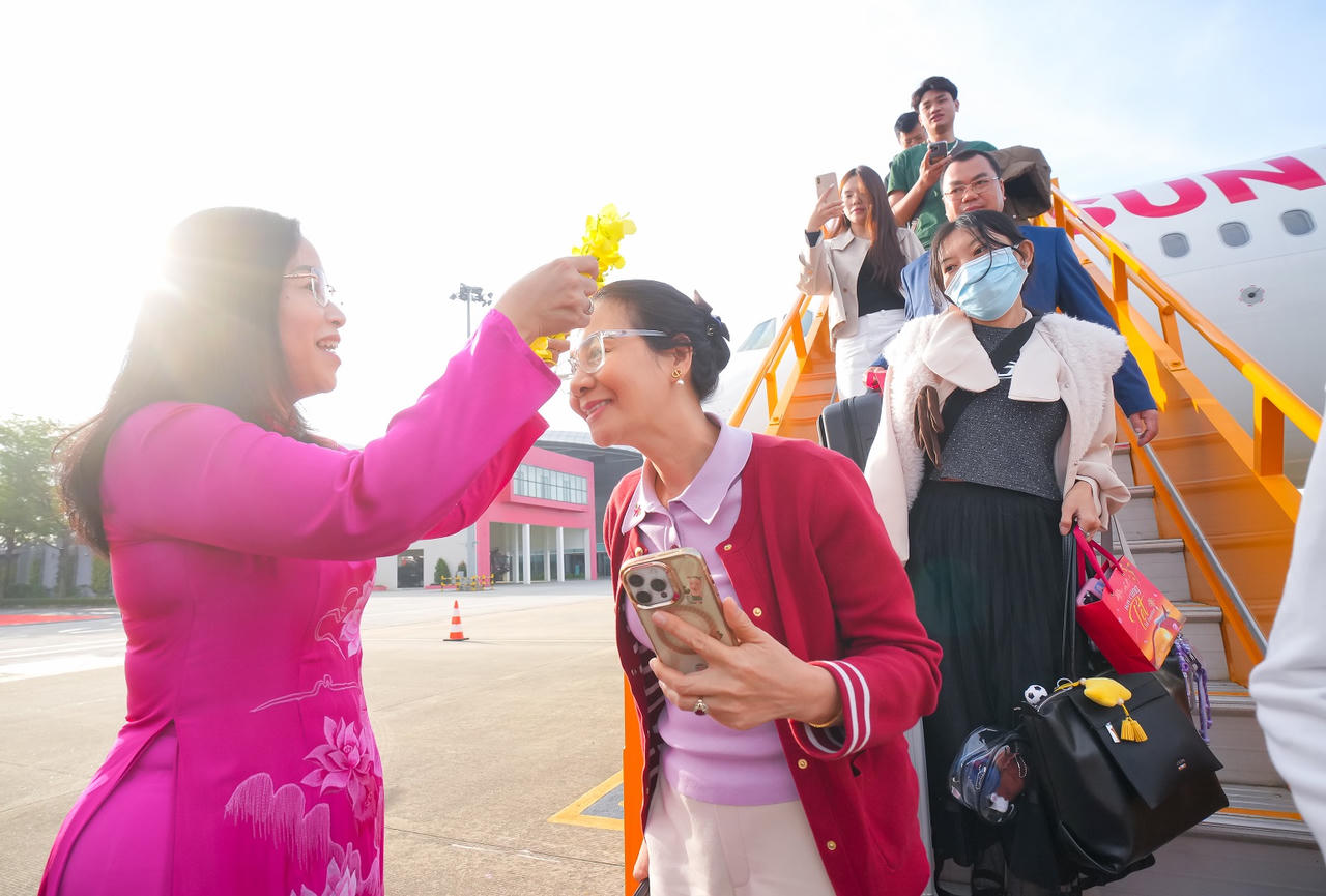 Phó Chủ tịch UBND TP Đà Nẵng Nguyễn Thị Anh Thi tặng hoa, chào mừng các hành khách đến với thành phố.