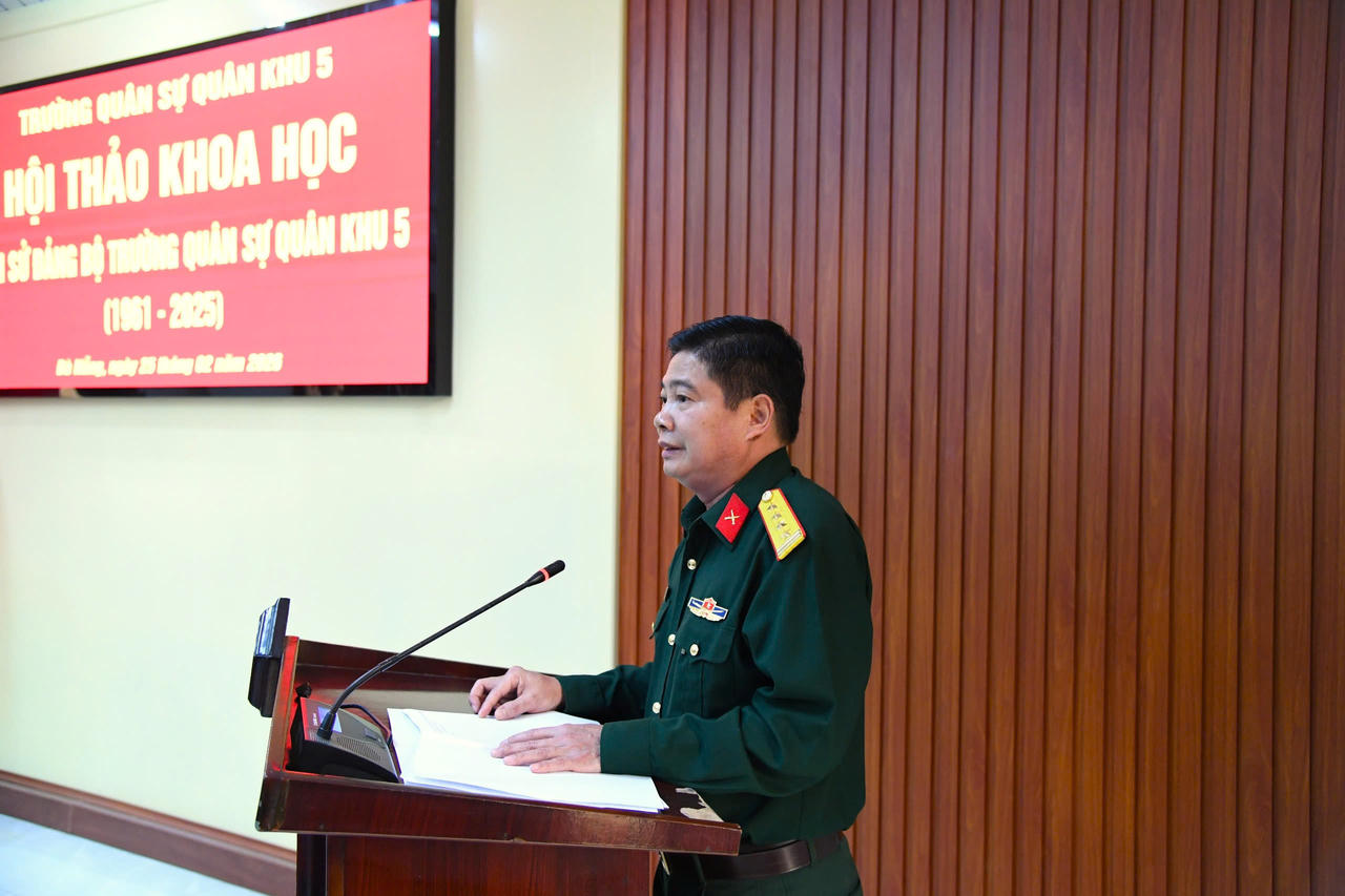Thiếu tướng Trần Thanh Hải, Phó Tư lệnh Quân khu 5 phát biểu chỉ đạo tại Hội thảo.&nbsp;