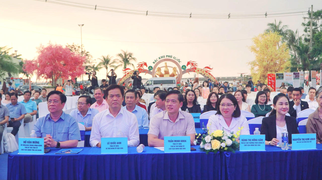 Các đại biểu tham dự buổi lễ ra mắt