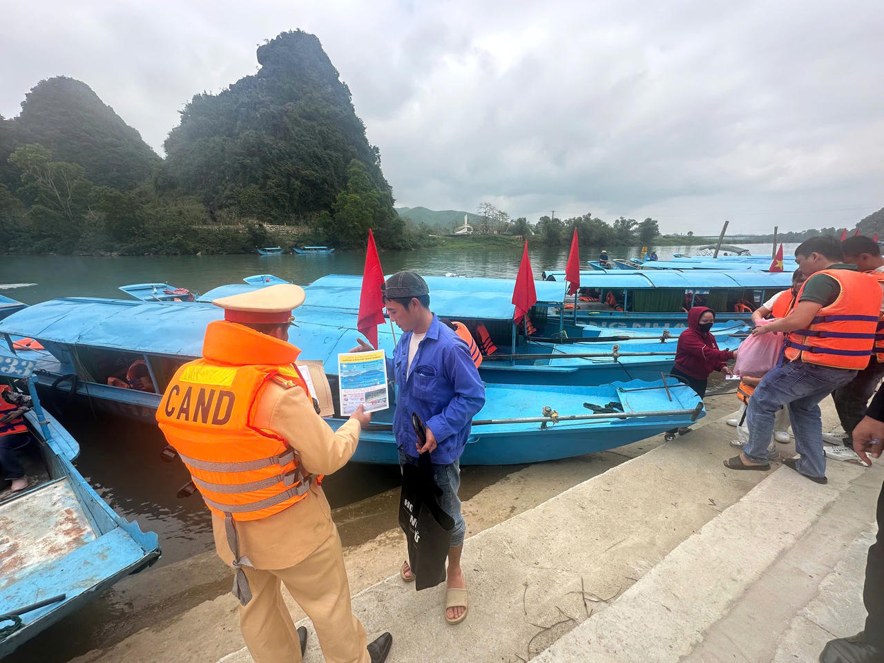 Lực lượng Cảnh sát giao thông, Công an tỉnh Quảng Trị tuyên truyền, hướng dẫn người dân chấp hành Luật Giao thông đường thủy nội địa.