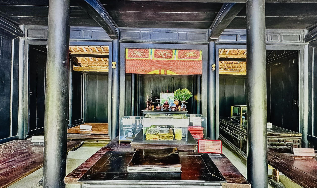 Đồ đạc trong nhà đơn sơ giản dị, ở giữa kê bộ phản gỗ gõ để cụ Nguyễn Sinh Sắc ngồi dạy học; ở góc trong, gian bên trái có kê giường gỗ, dát tre - nơi hai anh em Nguyễn Sinh Khiêm, Nguyễn Sinh Cung thường nằm.