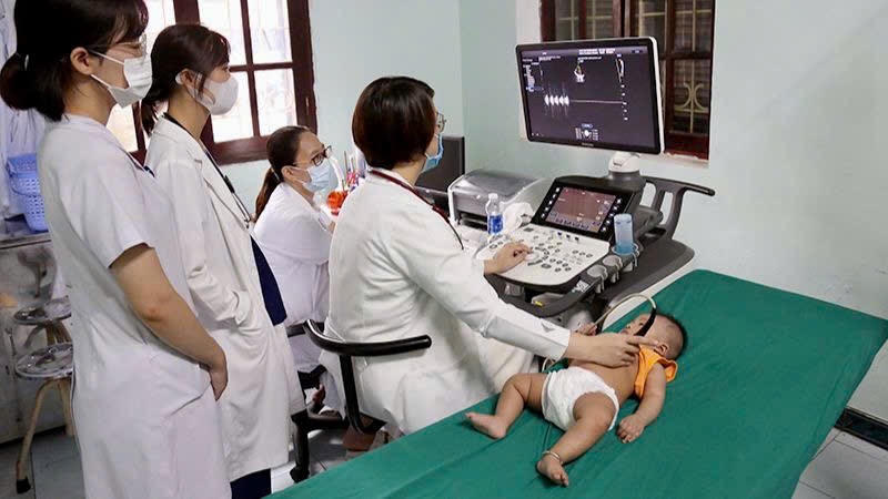 Công tác khám chữa bệnh cho trẻ tại Tuyên Quang được đảm bảo toàn diện. (Ảnh: Lê Hanh)