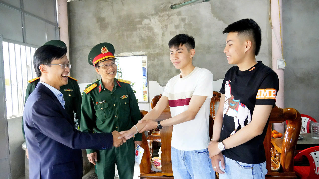 Ông Ung Đình Hiền, Chủ tịch UBND xã Vạn Tường cùng đoàn công tác gặp gỡ, động viên hai thanh niên Mạnh và Cường khi có lệnh gọi nhập ngũ.