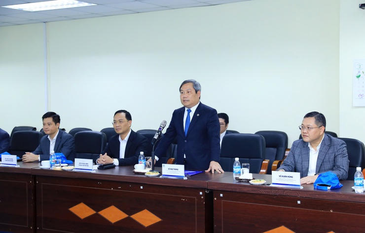 Chủ tịch UBND TP Hà Nội Vũ Đại Thắng trao đổi với lãnh đạo Công ty TNHH Điện tử Meiko Việt Nam. (Ảnh: UBND Hà Nội)