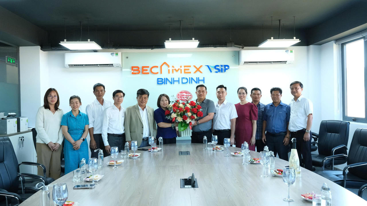 Lãnh đạo xã Canh Vinh đến thăm và chúc Tết Becamex Bình Định nhân dịp đầu xuân năm mới.