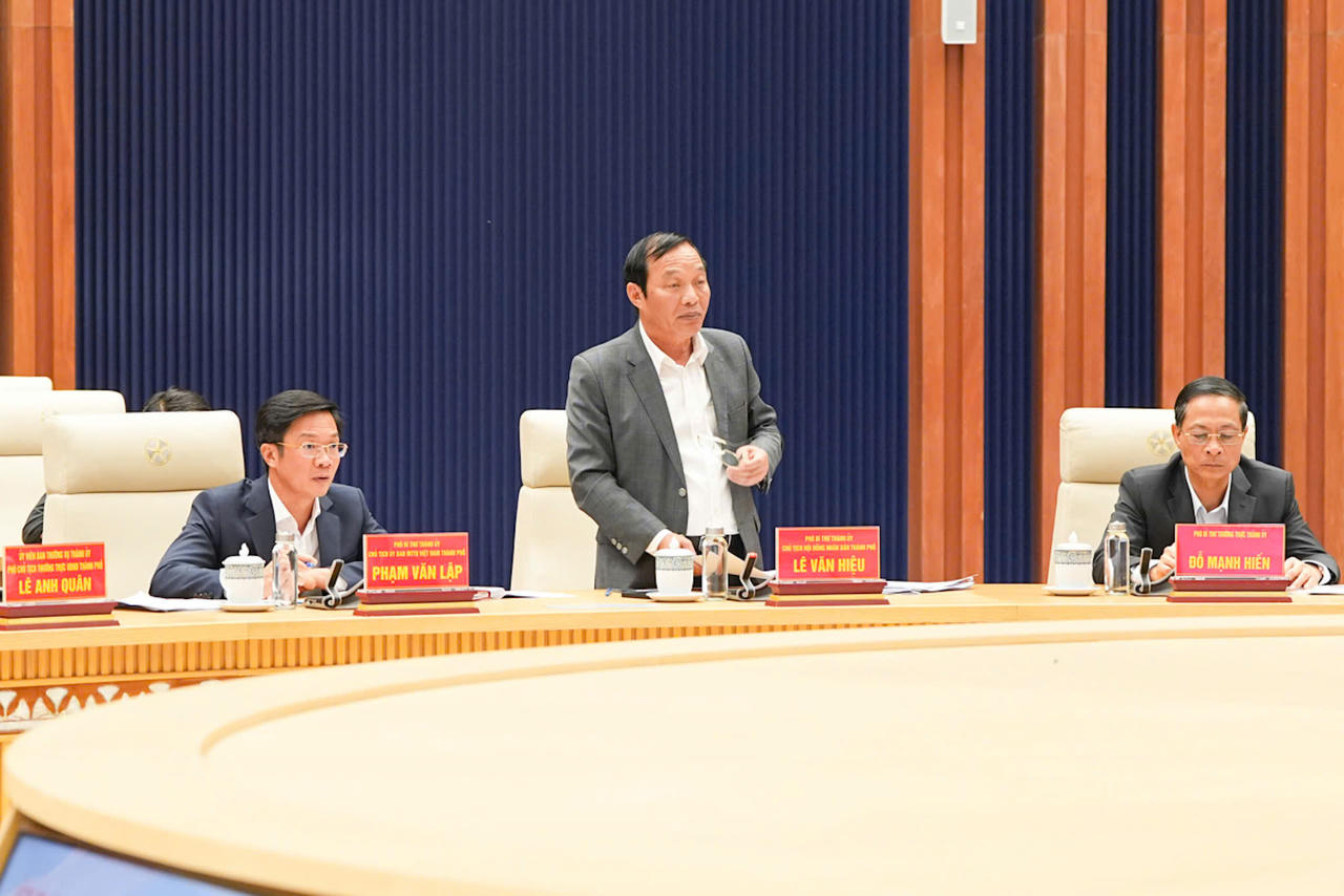 Phó Bí thư Thành ủy, Chủ tịch HĐND thành phố Lê Văn Hiệu báo cáo công tác chuẩn bị Bầu cử của thành phố Hải Phòng.