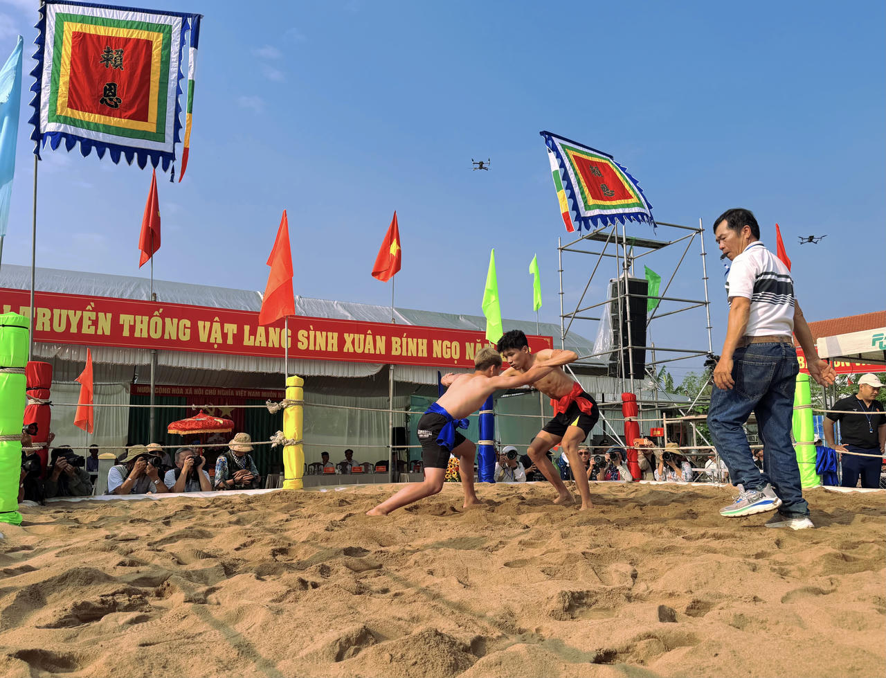 Các cặp đô vật thiếu niên tranh tài.