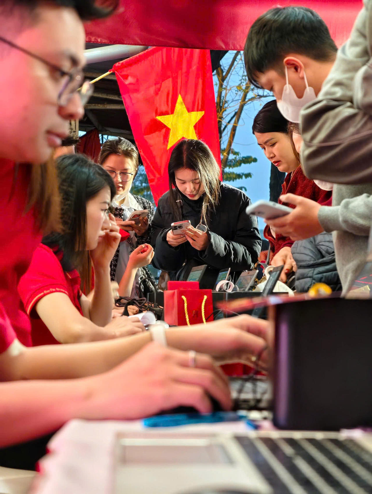 Người dân Thủ đô 'đội mưa' xếp hàng từ sáng sớm mua vàng ngày vía Thần Tài