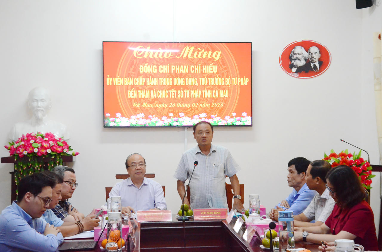 Ông Vưu Nghị Bình – Giám đốc Sở Tư pháp Cà Mau, báo cáo công tác với Thứ trưởng Bộ Tư pháp.