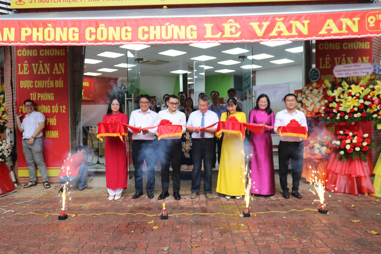 Lãnh đạo Sở Tư pháp TP HCM cắt lễ khai trương Văn phòng Công chứng Lê Văn An.