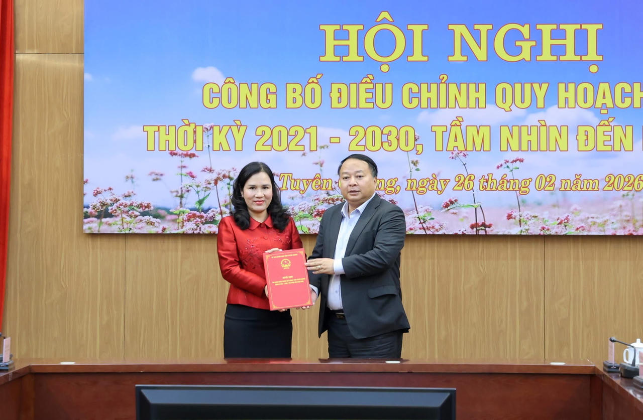 Ông Phan Huy Ngọc, Chủ tịch UBND tỉnh Tuyên Quang trao Quyết định phê duyệt Điều chỉnh Quy hoạch tỉnh cho lãnh đạo Sở Tài chính. (Ảnh: PV)