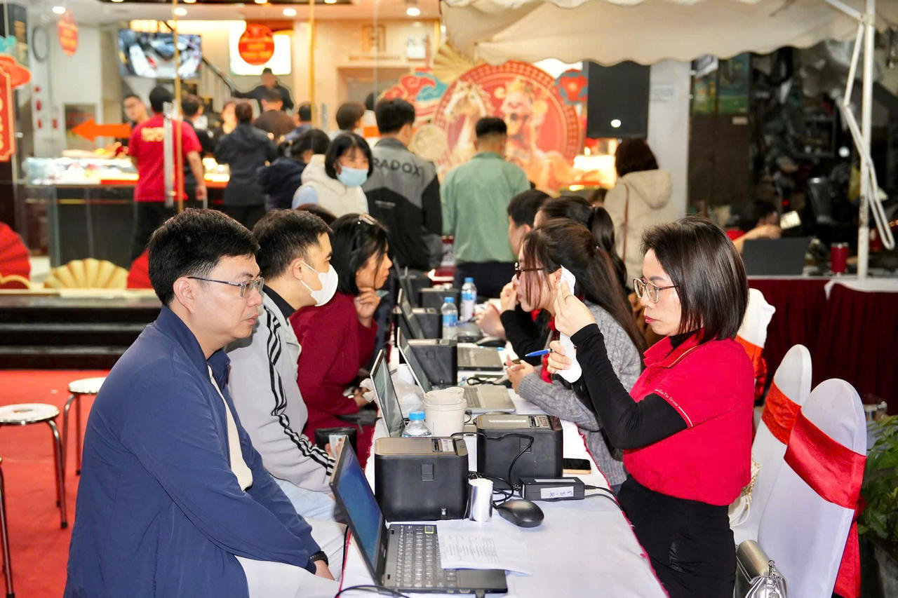 Người dân Thủ đô 'đội mưa' xếp hàng từ sáng sớm mua vàng ngày vía Thần Tài