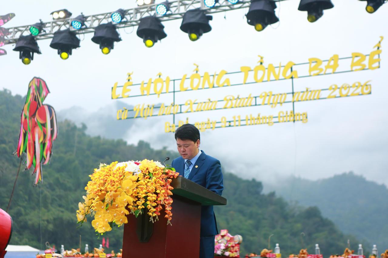 Ông Nguyễn Ngọc Sơn, Phó Chủ tịch Hội Nhà báo tỉnh Thái Nguyên phát biểu tại lễ khai mạc Hội Báo Xuân.