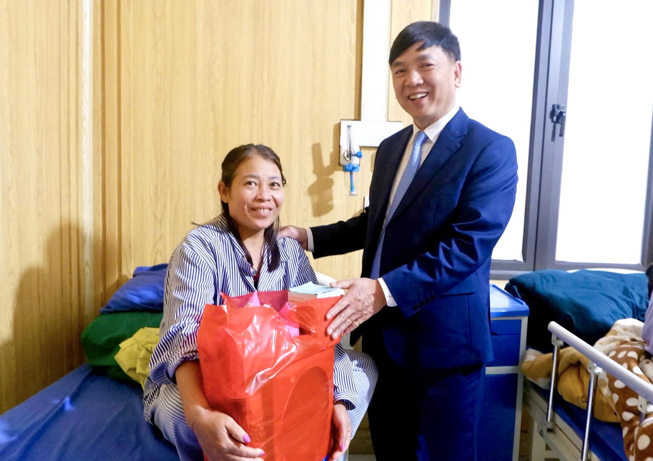 Ông Nguyễn Thành Hưng, Giám đốc Sở Y tế tỉnh Tuyên Quang thăm tặng quà cho bệnh nhân điều trị tại bệnh viện Bắc Quang. (Ảnh: Lê Hanh)