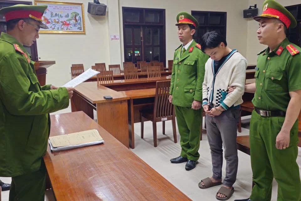 Tạm giữ hình sự nam thanh niên lái ô tô tông vào nhóm người ở cây xăng