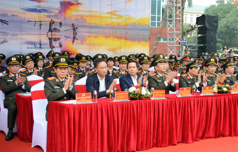 Các đại biểu tham dự buổi lễ.