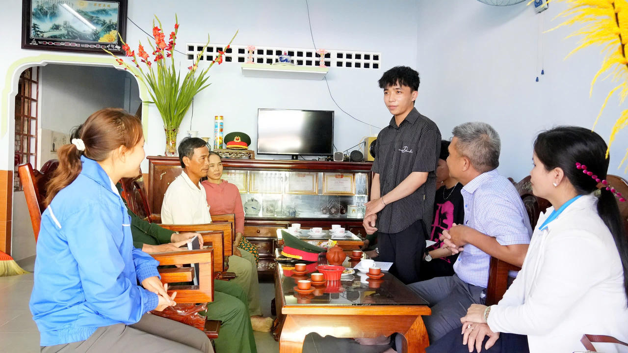 Đại diện lãnh đạo xã Tịnh Khê thăm hỏi, động viên hai anh em Đỗ Tấn Hạnh và Đỗ Tấn Phúc trúng tuyển nghĩa vụ quân sự.