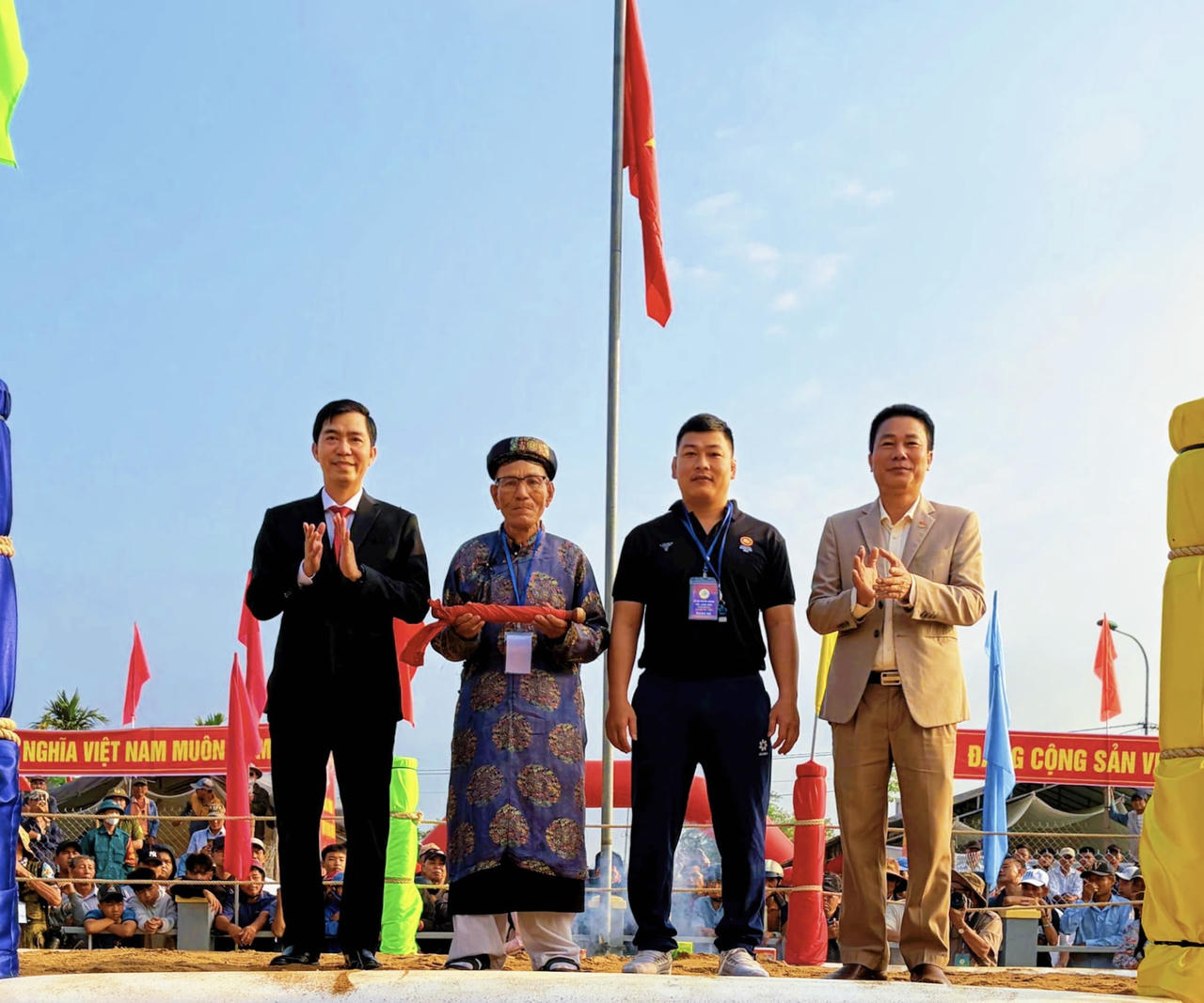 Trao dùi trống khai hội cho bậc cao niên làng Sình thực hiện nghi thức mở màn Hội vật truyền thống Xuân Bính Ngọ 2026.