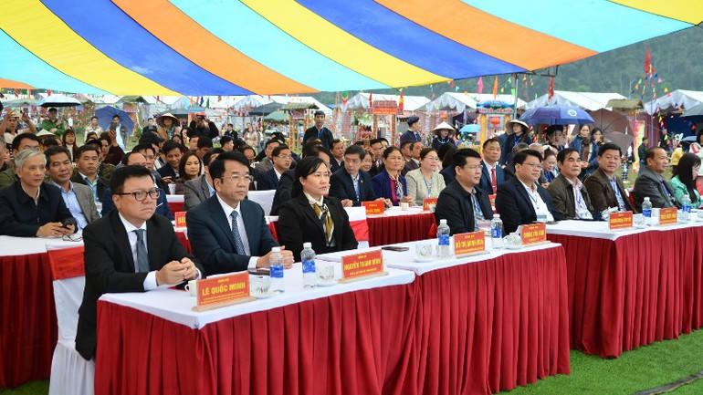 Các đại biểu tham dự buổi lễ.