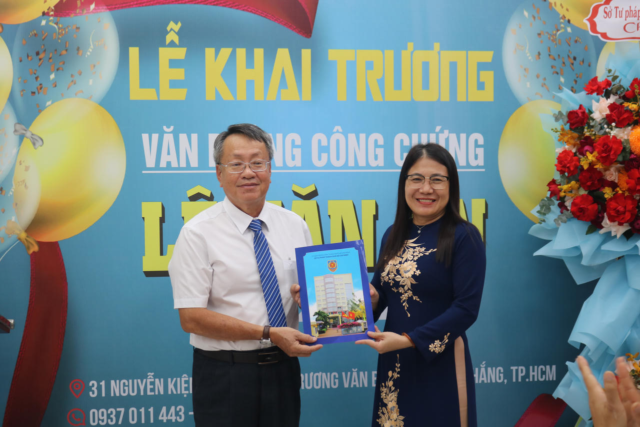 Bà Nguyễn Thị Phương Ngọc, Phó Giám đốc Sở Tư pháp TP HCM trao Quyết định chuyển đổi Phòng Công chứng số 12 thành Văn phòng Công chứng Lê Văn An.