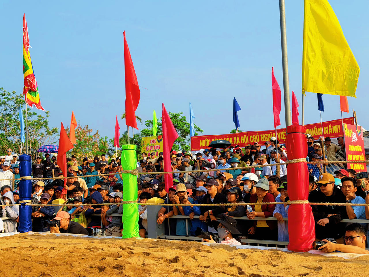 Hàng ngàn người dân, du khách thập phương về tham dự hội vật làng Sình. 