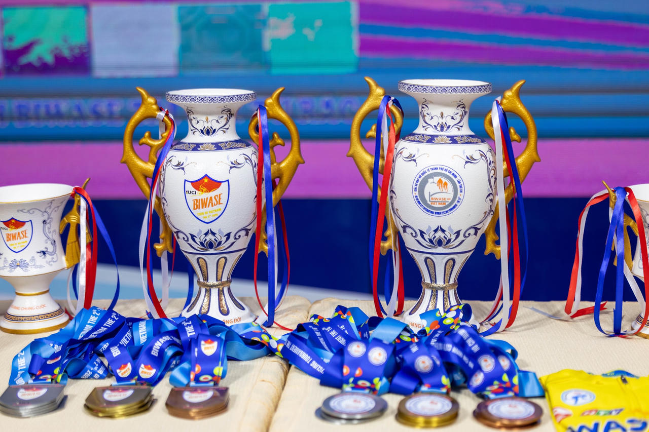 Cúp vô địch và hệ thống huy chương chính thức của Biwase Tour of Vietnam 2026 – biểu tượng cho vinh quang và nỗ lực chinh phục đỉnh cao.