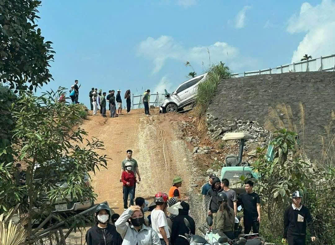 Vụ tai nạn khiến 2 người trên xe bị thương, trong đó một trường hợp bị thương nặng.