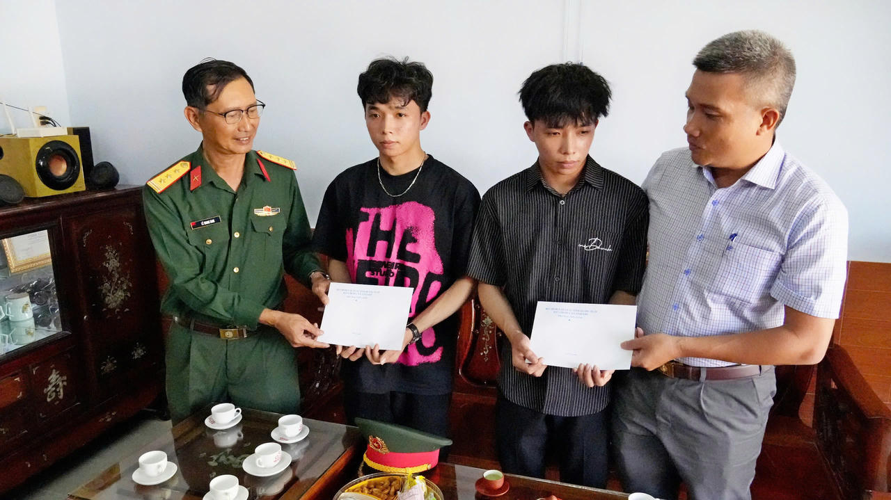 Anh em song sinh Đỗ Tấn Hạnh và Đỗ Tấn Phúc cùng viết đơn tình nguyện nhập ngũ. 