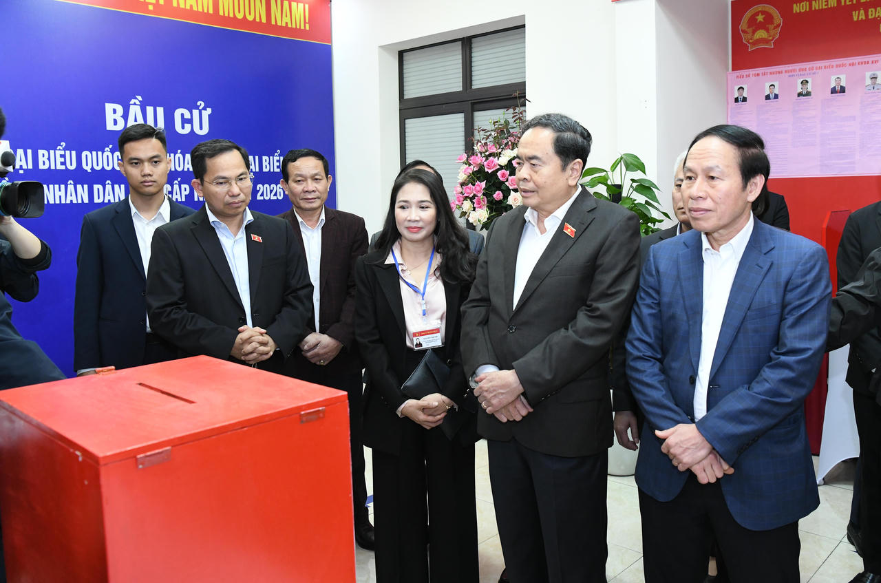 Chủ tịch Quốc hội Trần Thanh Mẫn khảo sát thực tế Khu vực bỏ phiếu số 8, Phường Hải An, TP Hải Phòng.