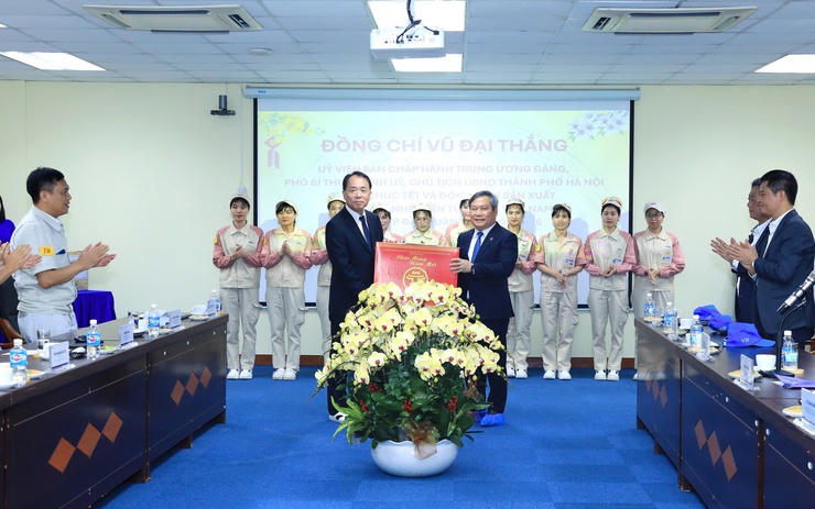 Chủ tịch UBND TP Hà Nội Vũ Đại Thắng trao quà tặng Công ty TNHH Điện tử Meiko Việt Nam. (Ảnh: UBND Hà Nội)