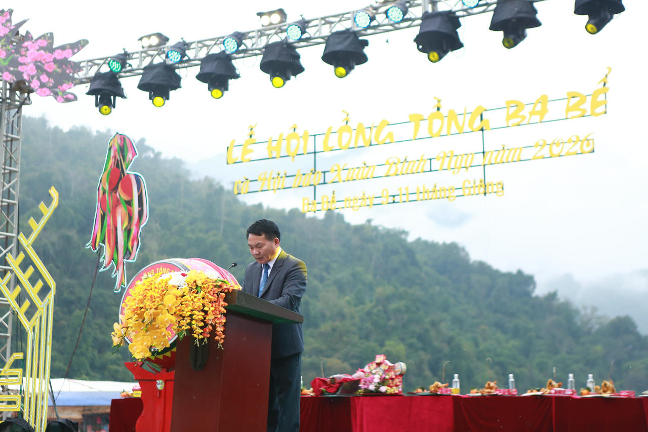 Ông Nguyễn Đức Dũng, Chủ tịch UBND xã Ba Bể phát biểu khai mạc Lễ hội Lồng Tồng Ba Bể.