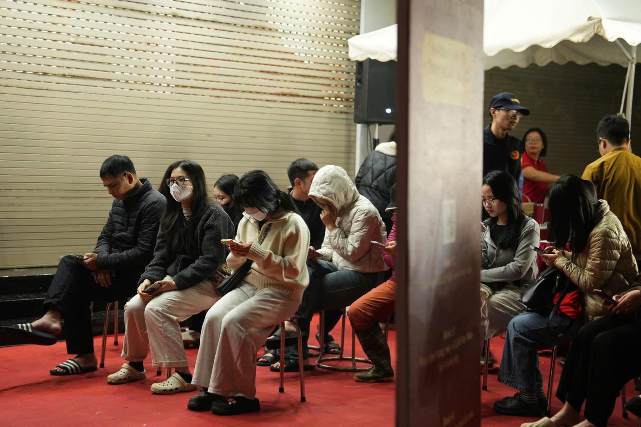 Người dân Thủ đô 'đội mưa' xếp hàng từ sáng sớm mua vàng ngày vía Thần Tài