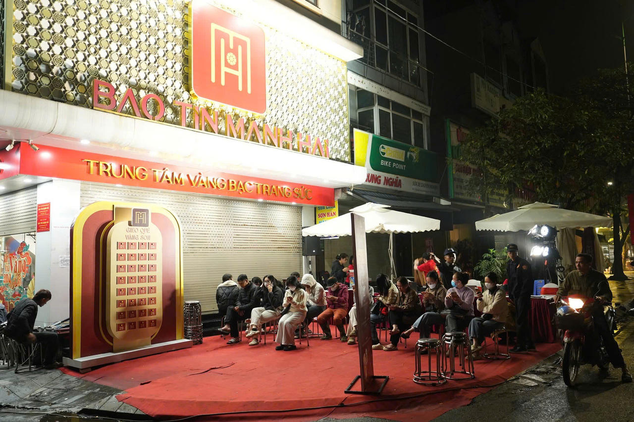 Người dân Thủ đô 'đội mưa' xếp hàng từ sáng sớm mua vàng ngày vía Thần Tài
