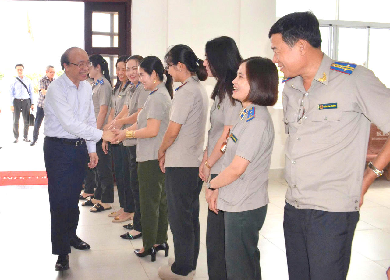 Thứ trưởng Phan Chí Hiếu thăm hỏi cán bộ THADS tỉnh Cà Mau