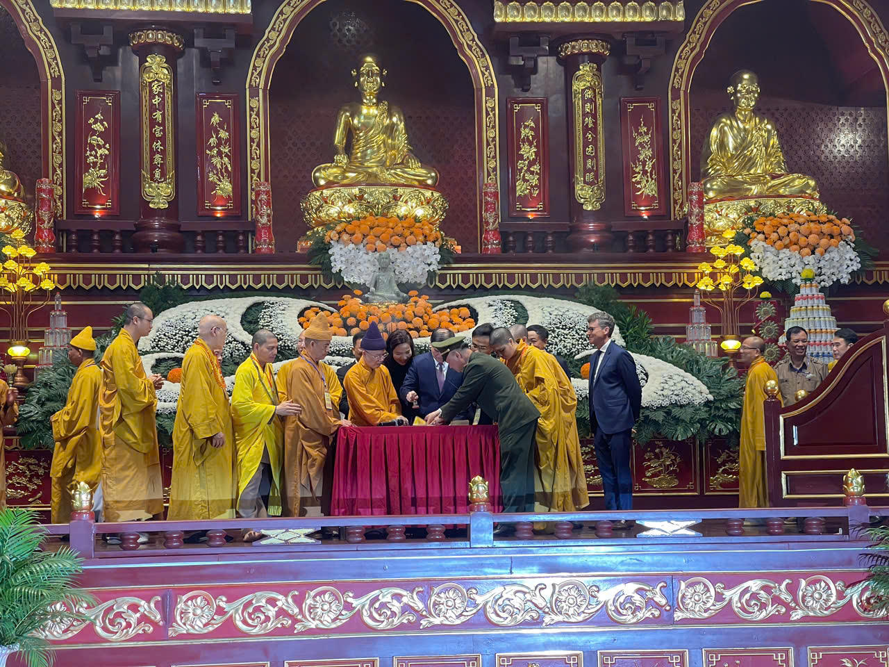 Đóng dấu thiêng Yên Tử - nghi thức được đông đảo Phật tử, Nhân dân và du khách mong đợi nhất.