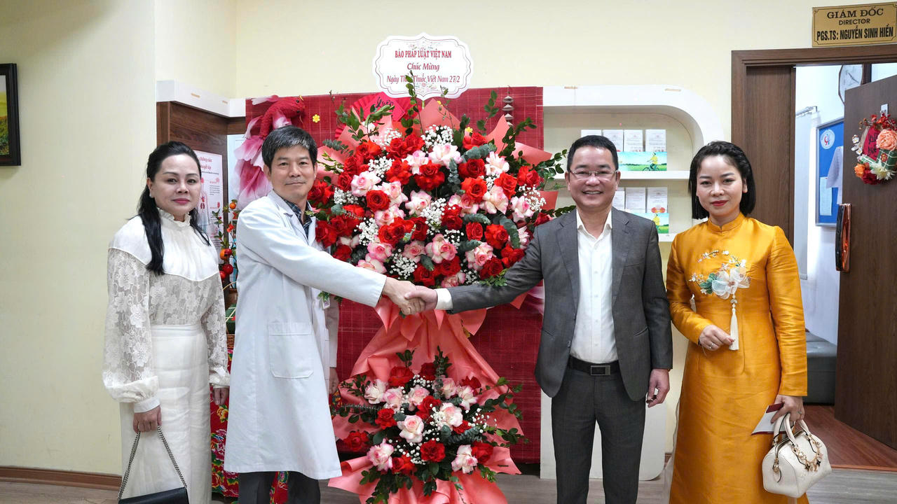 TS Vũ Hoài Nam - Tổng biên tập Báo Pháp luật Việt Nam chúc mừng PGS.TS Nguyễn Sinh Hiền, Giám đốc Bệnh viện Tim Hà Nội.