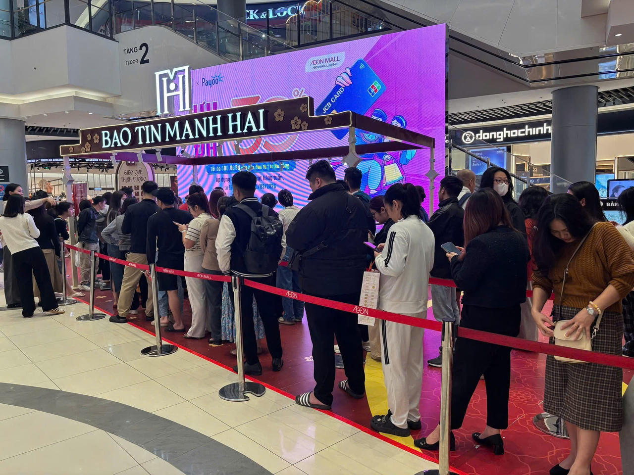 Người dân Thủ đô 'đội mưa' xếp hàng từ sáng sớm mua vàng ngày vía Thần Tài