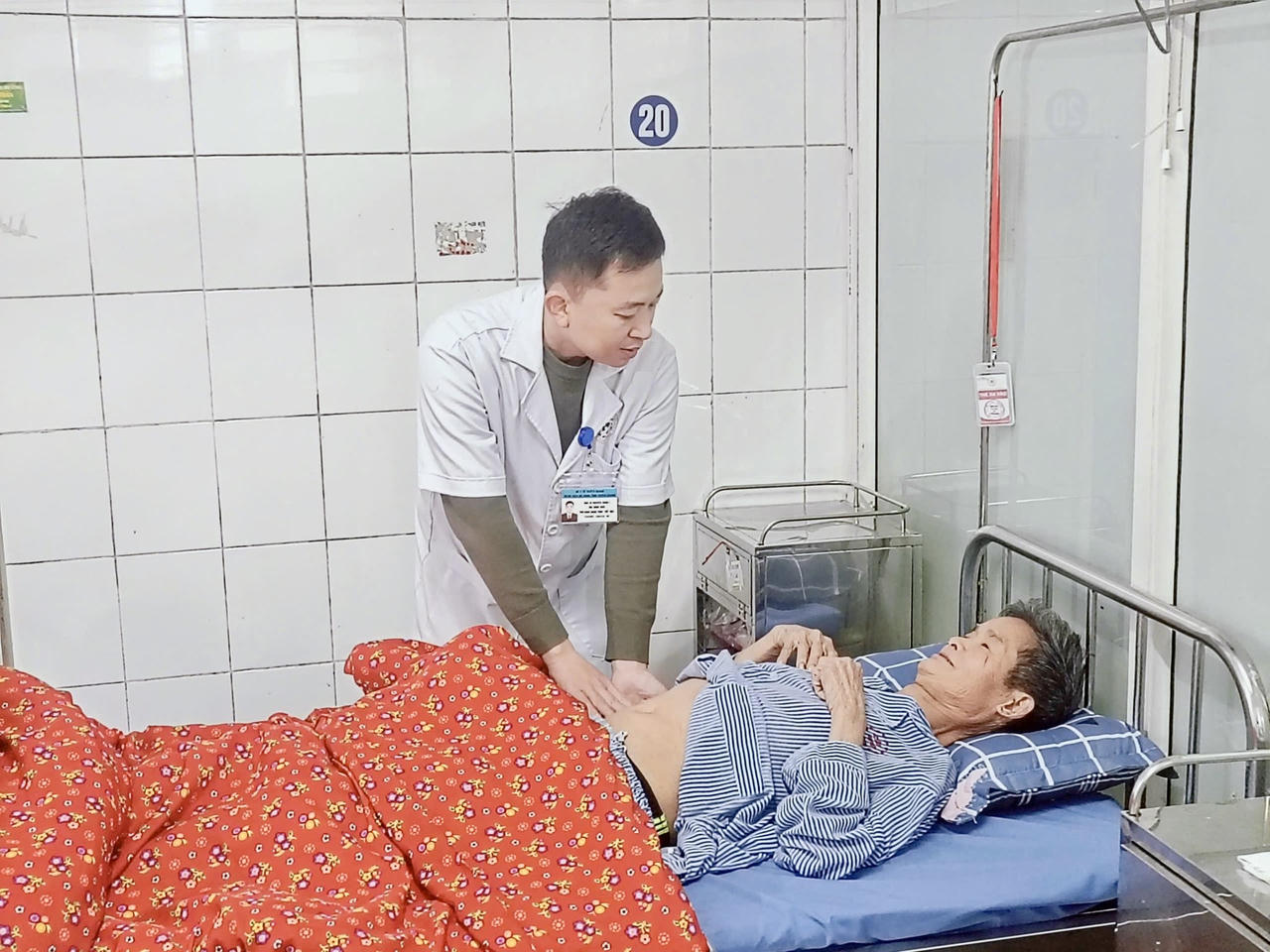 Các Bác sĩ Bệnh viện Đa khoa tỉnh Tuyên Quang khám bệnh cho bệnh nhân. (Ảnh: Lê Hanh)