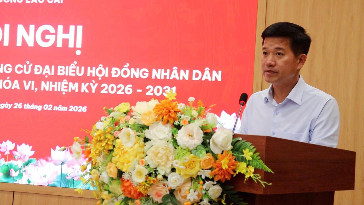 Ông Nguyễn Văn Nhất, Chủ tịch UBND phường Lào Cai thông tin khái quát kết quả phát triển kinh tế - xã hội giai đoạn 2020 - 2025 và định hướng nhiệm kỳ 2026 - 2031.