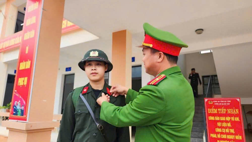 Các công dân trúng tuyển đã được cấp quân tư trang, hướng dẫn sử dụng trang phục CAND và sẵn sàng chờ ngày nhận nhiệm vụ.