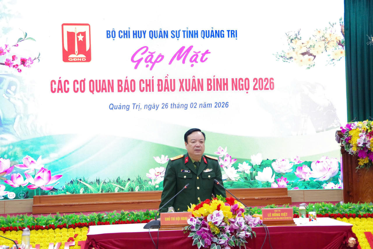 Đại tá Lê Hồng Việt, Tỉnh ủy viên, Phó Bí thư Thường trực Đảng ủy Quân sự tỉnh, Chính ủy Bộ CHQS tỉnh chủ trì và phát biểu tại buổi gặp mặt báo chí đầu Xuân Bính Ngọ 2026.
