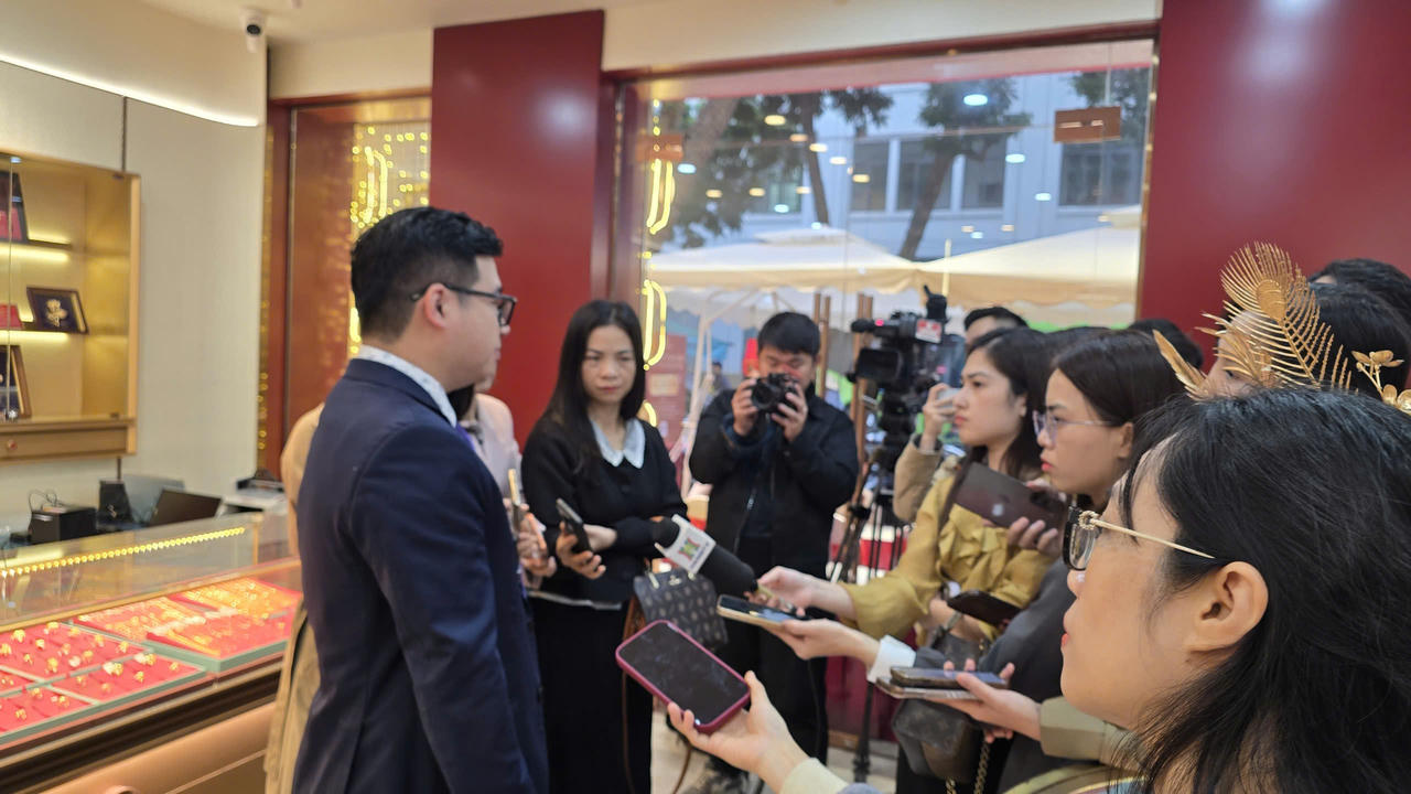 Đại diện CTCP Vàng bạc đá quý Bảo Tín Mạnh Hải cung cấp thông tin. (Ảnh: Nguyễn Tuấn)