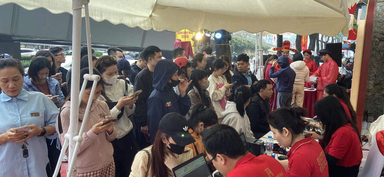 Người dân Thủ đô 'đội mưa' xếp hàng từ sáng sớm mua vàng ngày vía Thần Tài