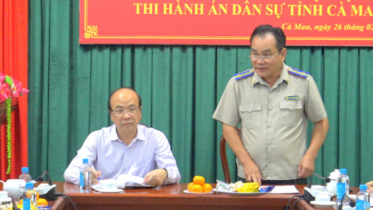 Ông Huỳnh Hoàng Khâm – Trưởng THADS tỉnh Cà Mau báo cáo với Thứ trưởng